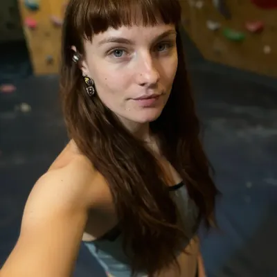 Николь, 28